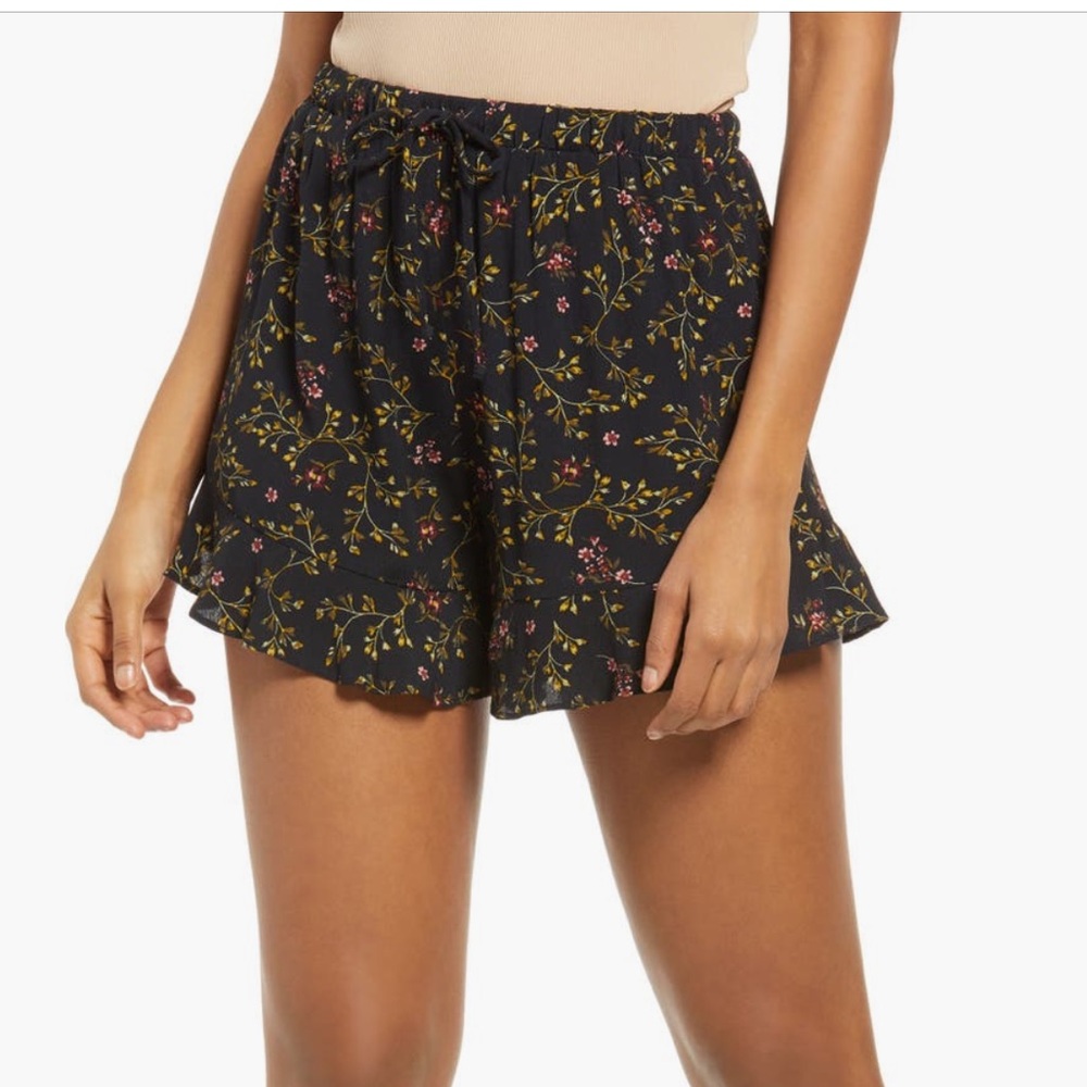 Lulu’s Black Floral Short with ruffle hem